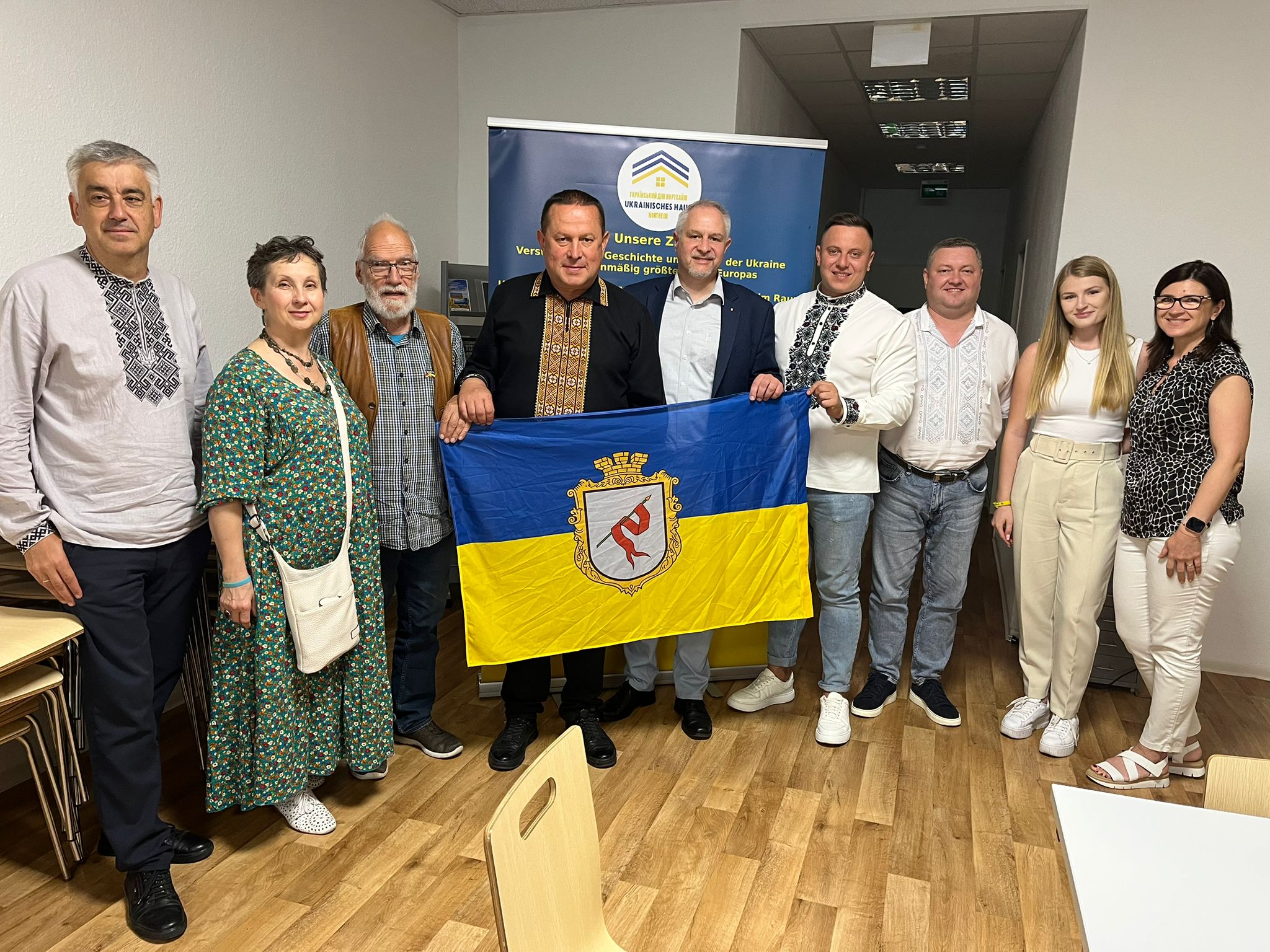 Unser Vorstand mit der ukrainischen Delegation, Dr. Bullwinkel und dem Künstlerehepaar: